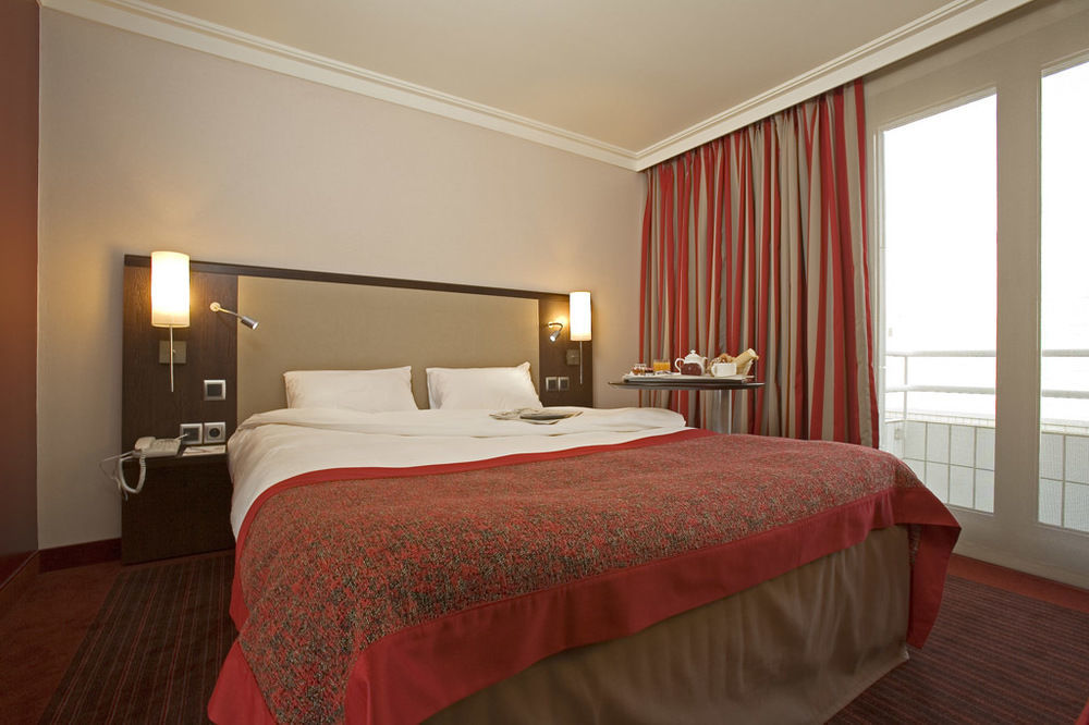 B&B Hotel Saint-Quentin-En-Yvelines Centre Gare 4 Etoiles Montigny-le-Bretonneux Esterno foto